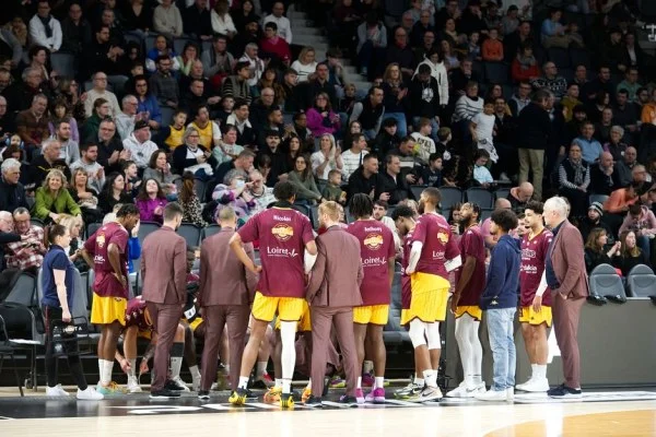basketball players huddle timeout